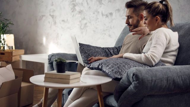 Nordea_xx-small-Couple-looking-at-home-decor-ideas.jpg
